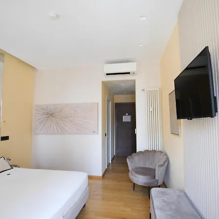 Pensión Ah - Fashion District Milán