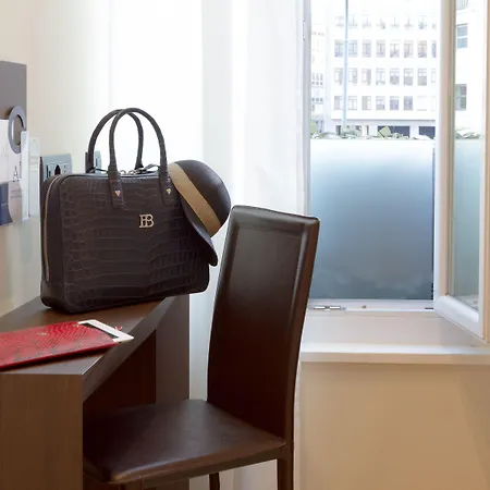 Ah - Fashion District Pensión 4*