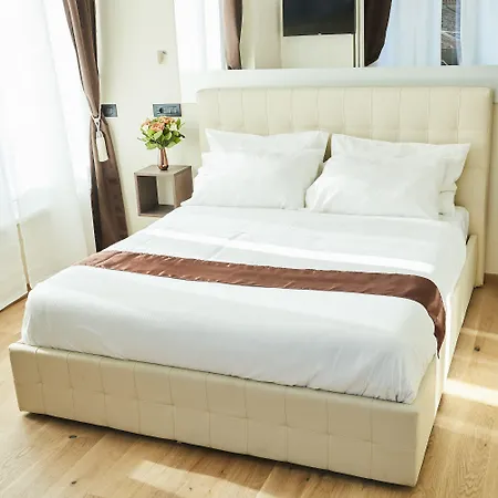 Pensión Ah - Fashion District 4*