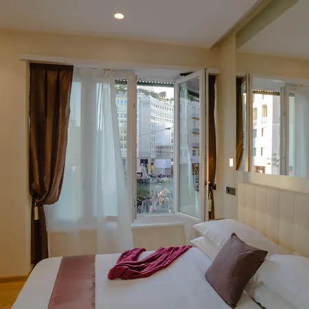 Pensión Ah - Fashion District Milán