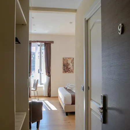 Pensión Ah - Fashion District Milán