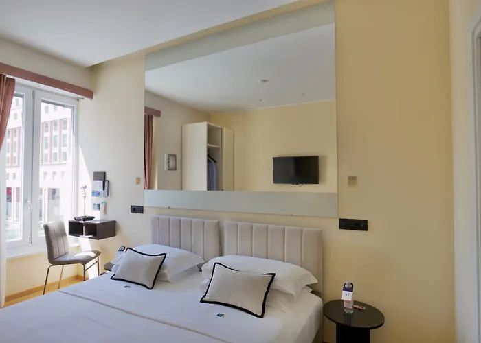 Ah - Fashion District